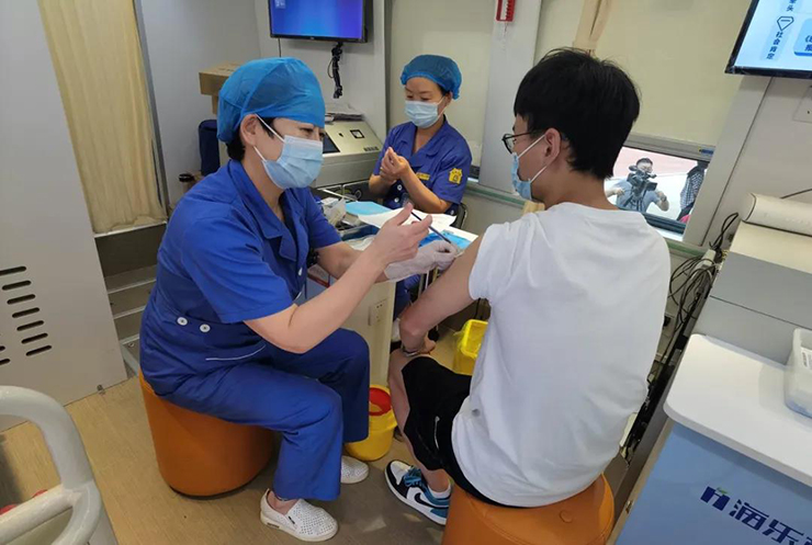 送苗上门！永利皇宫官网移动疫苗接种车开进社区