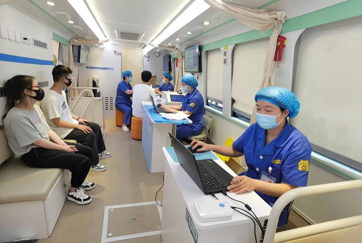 送苗上门！永利皇宫官网移动疫苗接种车开进社区